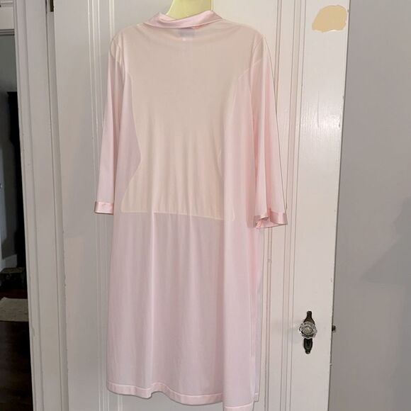Vanity Fair Pink Nylon Short Robe  with 3/4 sleeves with Floral embellishments - Picture 6 of 8